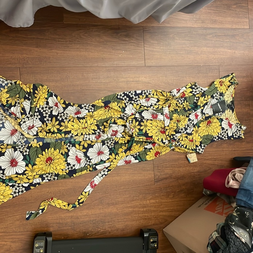 Forever 21 floral maxi dress. Tie waist, leg slit. Comfortable fabric